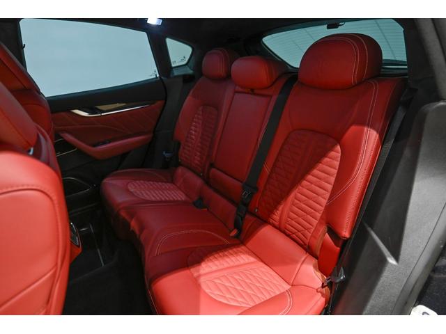 レヴァンテ トロフェオ　４ＷＤ　赤革　パノラマルーフ　ハーマンカードン　２２インチホイール　禁煙車　エアサス　シートエアコン　パワーシート　ＬＥＤヘッドライト　ＥＴＣ　シートヒーター　ワンオーナー（19枚目）