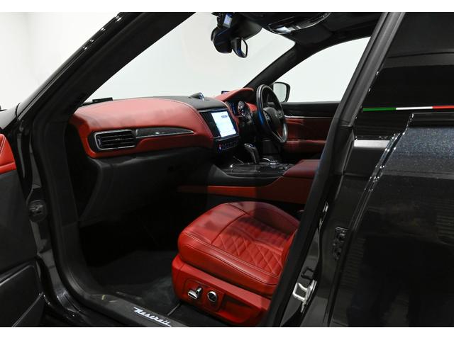 レヴァンテ トロフェオ　４ＷＤ　赤革　パノラマルーフ　ハーマンカードン　２２インチホイール　禁煙車　エアサス　シートエアコン　パワーシート　ＬＥＤヘッドライト　ＥＴＣ　シートヒーター　ワンオーナー（22枚目）