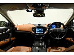 ���å���ܡ��ɤˤ�쥶������Ѥ��Ƥ���ޤ���������μ�ξ�ϥ֥�å��ȥ֥饦��Υ���ӤȤʤꡢ�饰���奢�꡼�����Ф��ޤ��� 2