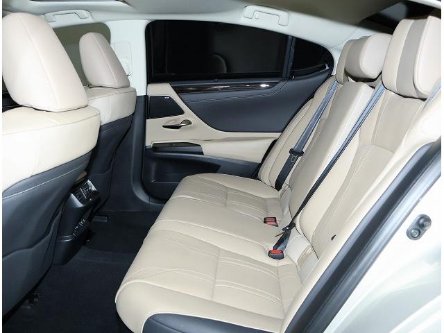 ＥＳ ＥＳ３００ｈ　バージョンＬ　マークレビンソンプレミアムサウンドシステム　セミアニリン本革シート　デジタルインナーミラー　リヤスポイラー　純正ナビ　バックモニター　ムーンルーフ　ハイブリット　認定中古車ＣＰＯ（8枚目）