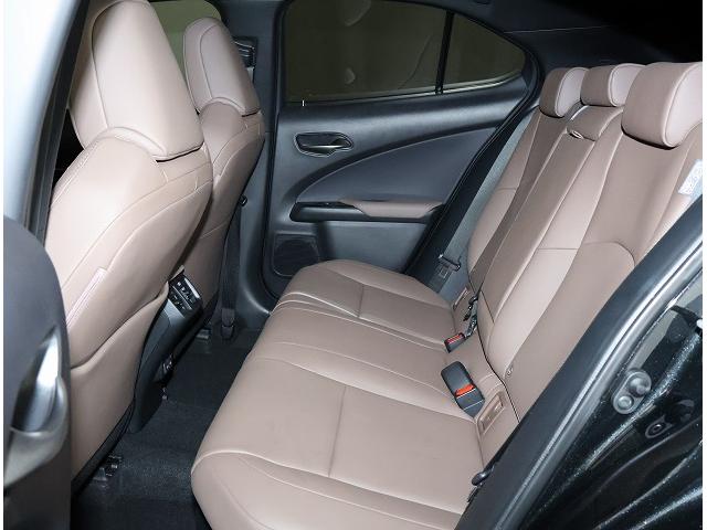 UX UX250h グレイスフル エクスプローラー 全周囲カメラパノラミックビューモニター ベンチレーション機能付きシートエアコン カラードアーチモール ハイブリット 認定中古車CPO(6枚目)