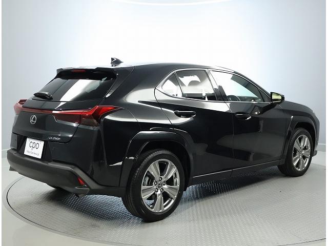 UX UX250h グレイスフル エクスプローラー 全周囲カメラパノラミックビューモニター ベンチレーション機能付きシートエアコン カラードアーチモール ハイブリット 認定中古車CPO(11枚目)