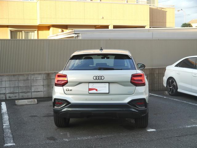 Ｑ２ アーバンシックエディション　２５０台限定車　ブラックスタイリング＆コンビニエンス＆アシスタンスパッケージ　認定中古車　　アルミホイール　　５アームダイナミックデザイングラファイトグレー　７Ｊ×１８　２１５／５０Ｒ１８タイヤ（5枚目）