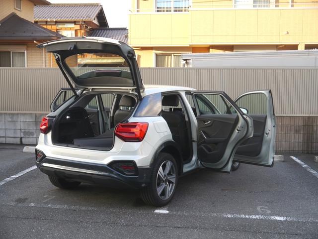 Ｑ２ アーバンシックエディション　２５０台限定車　ブラックスタイリング＆コンビニエンス＆アシスタンスパッケージ　認定中古車　　アルミホイール　　５アームダイナミックデザイングラファイトグレー　７Ｊ×１８　２１５／５０Ｒ１８タイヤ（9枚目）