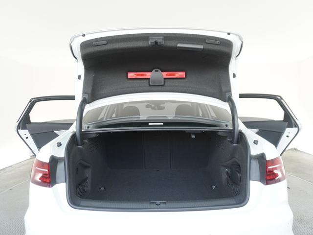 Ａ４ ３５ＴＦＳＩアドバンスド　パークアシスト＆コンフォート＆マトリクスＬＥＤヘッドライト＆ラグジュアリーパッケージ　認定中古車　　スマートフォンワイヤレスチャージング／リヤシートＵＳＢチャージング　　ＴＶチューナー（11枚目）