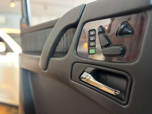 Gクラス  サテンブラックツートン V6エンジン (ブリリアントシルバー×サテンブラック)(20枚目)