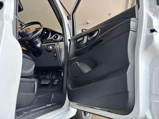 Vクラス V220 d スポーツ ロング ディーゼルターボ パノラミックスライディングルーフ carrozzeriaヘッドレストモニター(12枚目)