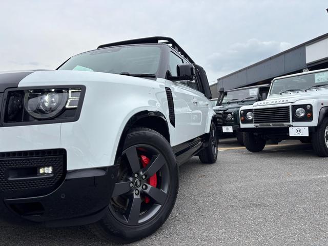 ディフェンダー 110X-ダイナミックHSE D300 ディーゼルターボ 4WD ボンネットブラック塗装 レッドキャリパー リアスムージングパネル(スペアタイヤ&ブラケット有) パノラミックスライディングルーフ 社外液晶ルームミラー 保 取 スペアキー(5枚目)
