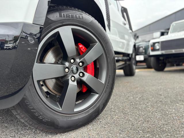 ディフェンダー 110X-ダイナミックHSE D300 ディーゼルターボ 4WD ボンネットブラック塗装 レッドキャリパー リアスムージングパネル(スペアタイヤ&ブラケット有) パノラミックスライディングルーフ 社外液晶ルームミラー 保 取 スペアキー(6枚目)