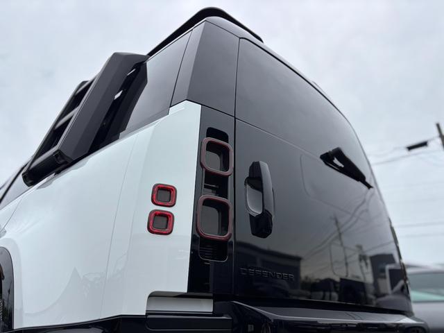 ディフェンダー 110X-ダイナミックHSE D300 ディーゼルターボ 4WD ボンネットブラック塗装 レッドキャリパー リアスムージングパネル(スペアタイヤ&ブラケット有) パノラミックスライディングルーフ 社外液晶ルームミラー 保 取 スペアキー(12枚目)