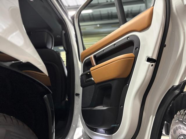 ディフェンダー 110X-ダイナミックHSE D300 ディーゼルターボ 4WD ボンネットブラック塗装 レッドキャリパー リアスムージングパネル(スペアタイヤ&ブラケット有) パノラミックスライディングルーフ 社外液晶ルームミラー 保 取 スペアキー(17枚目)