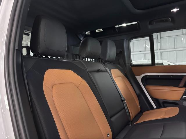 ディフェンダー 110X-ダイナミックHSE D300 ディーゼルターボ 4WD ボンネットブラック塗装 レッドキャリパー リアスムージングパネル(スペアタイヤ&ブラケット有) パノラミックスライディングルーフ 社外液晶ルームミラー 保 取 スペアキー(19枚目)