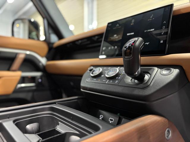 ディフェンダー 110X-ダイナミックHSE D300 ディーゼルターボ 4WD ボンネットブラック塗装 レッドキャリパー リアスムージングパネル(スペアタイヤ&ブラケット有) パノラミックスライディングルーフ 社外液晶ルームミラー 保 取 スペアキー(25枚目)