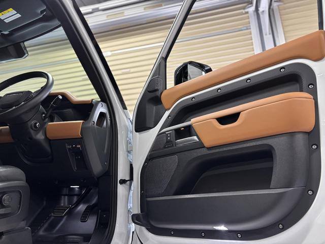 ディフェンダー 110X D300 ディーゼルターボ 4WD 22インチAW「スタイル5098」 レッドキャリパー オレンジリアリカバリーフック スモークドリアライト パノラミックスライディングルーフ インテリアビューミラー(14枚目)