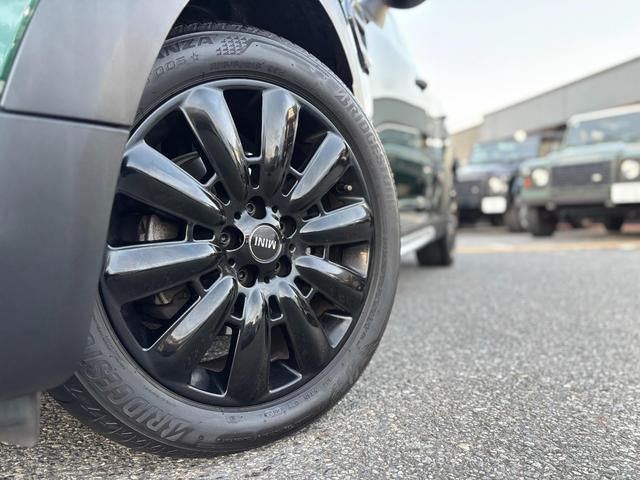 MINI  ノーフォーク エディション 4WD 全国限定300台 Norfolk Edition特別装備 専用ボンネットストライプ&ネームバッジ 特別装備(18インチAWピンスポークブラック)(18枚目)