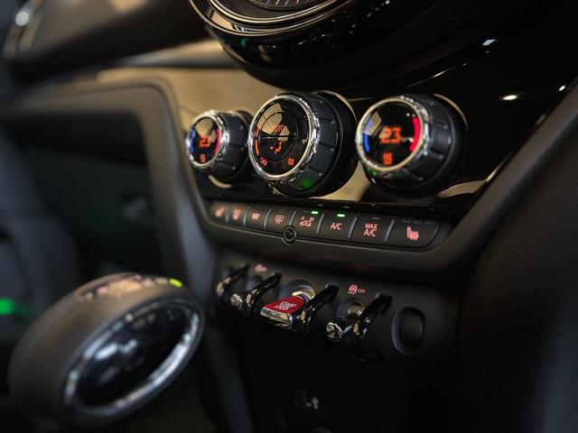 MINI  ノーフォーク エディション 4WD 全国限定300台 Norfolk Edition特別装備 専用ボンネットストライプ&ネームバッジ 特別装備(18インチAWピンスポークブラック)(31枚目)