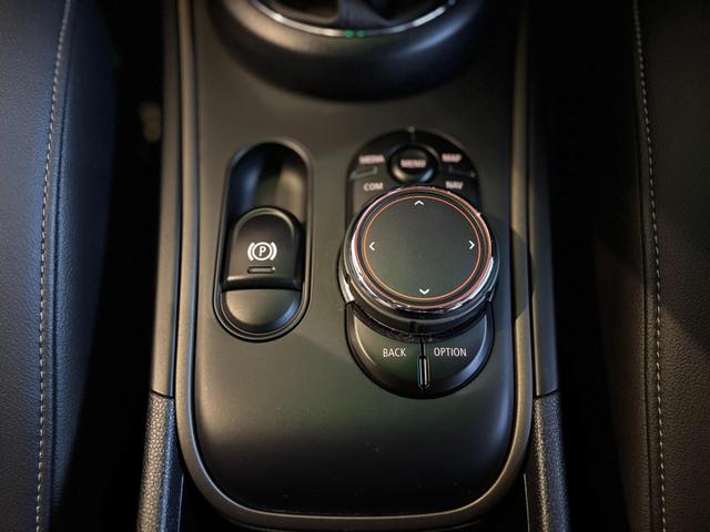 MINI  ノーフォーク エディション 4WD 全国限定300台 Norfolk Edition特別装備 専用ボンネットストライプ&ネームバッジ 特別装備(18インチAWピンスポークブラック)(32枚目)