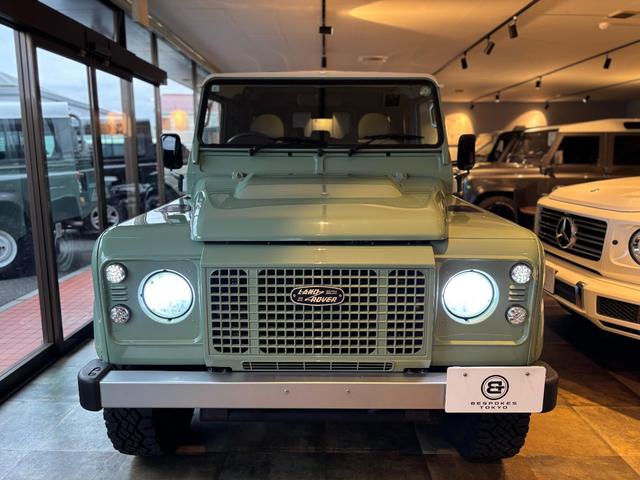 ディフェンダー  110 2.2TDCi Heritage Limited Edition 世界400台限定車 セレブレーションシリーズ 専用カラー「グラスミアグリーン」 ボディ同色ペインテッド16インチホイール(2枚目)
