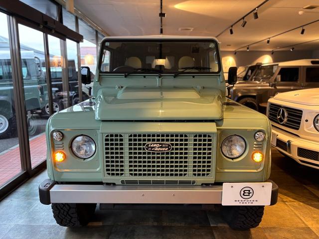 ディフェンダー  110 2.2TDCi Heritage Limited Edition 世界400台限定車 セレブレーションシリーズ 専用カラー「グラスミアグリーン」 ボディ同色ペインテッド16インチホイール(3枚目)