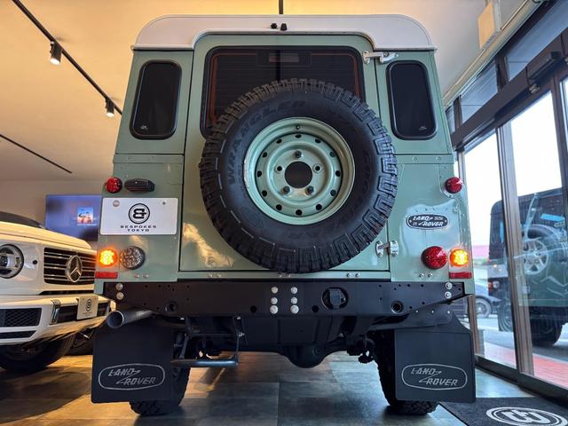 ディフェンダー  110 2.2TDCi Heritage Limited Edition 世界400台限定車 セレブレーションシリーズ 専用カラー「グラスミアグリーン」 ボディ同色ペインテッド16インチホイール(5枚目)