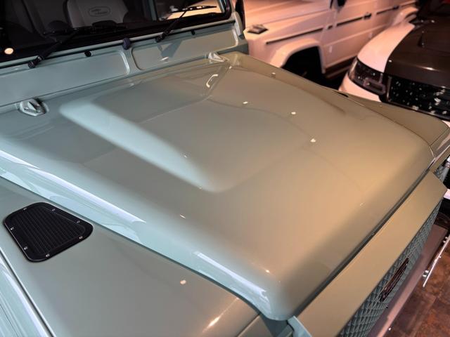 ディフェンダー  110 2.2TDCi Heritage Limited Edition 世界400台限定車 セレブレーションシリーズ 専用カラー「グラスミアグリーン」 ボディ同色ペインテッド16インチホイール(6枚目)