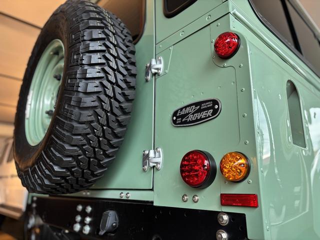 ディフェンダー  110 2.2TDCi Heritage Limited Edition 世界400台限定車 セレブレーションシリーズ 専用カラー「グラスミアグリーン」 ボディ同色ペインテッド16インチホイール(8枚目)