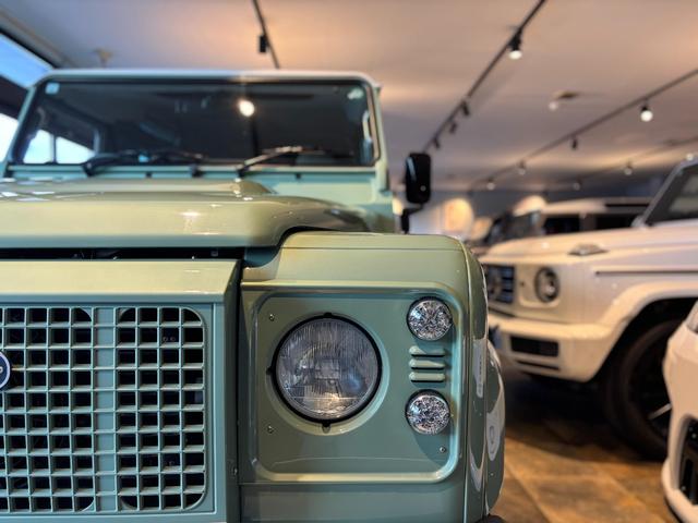 ディフェンダー  110 2.2TDCi Heritage Limited Edition 世界400台限定車 セレブレーションシリーズ 専用カラー「グラスミアグリーン」 ボディ同色ペインテッド16インチホイール(9枚目)