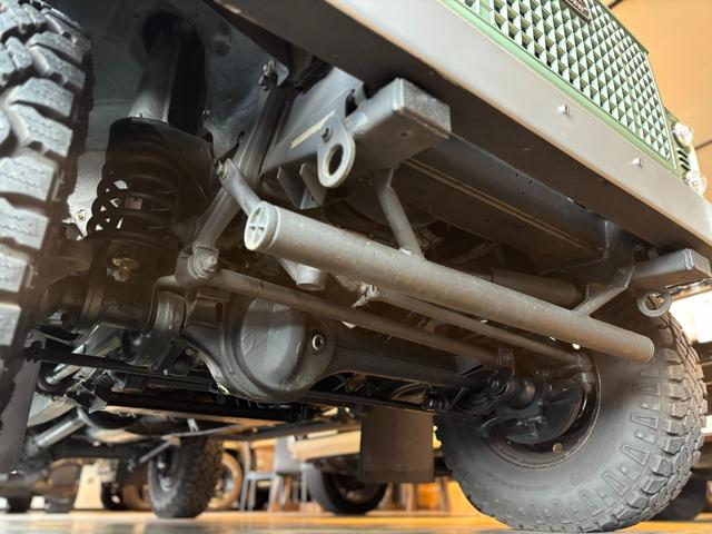 ディフェンダー  110 2.2TDCi Heritage Limited Edition 世界400台限定車 セレブレーションシリーズ 専用カラー「グラスミアグリーン」 ボディ同色ペインテッド16インチホイール(11枚目)