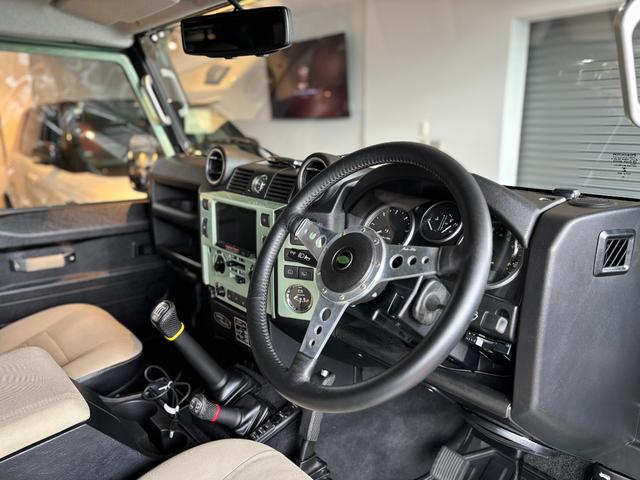 ディフェンダー  110 2.2TDCi Heritage Limited Edition 世界400台限定車 セレブレーションシリーズ 専用カラー「グラスミアグリーン」 ボディ同色ペインテッド16インチホイール(13枚目)