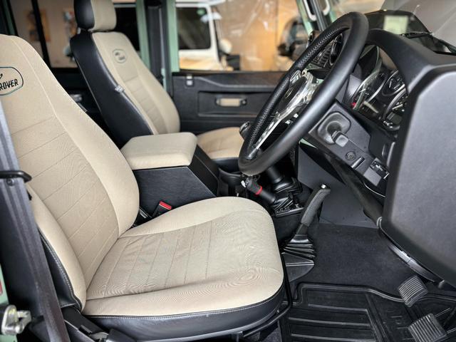 ディフェンダー  110 2.2TDCi Heritage Limited Edition 世界400台限定車 セレブレーションシリーズ 専用カラー「グラスミアグリーン」 ボディ同色ペインテッド16インチホイール(14枚目)