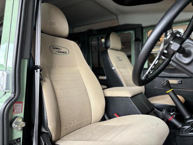 ディフェンダー  110 2.2TDCi Heritage Limited Edition 世界400台限定車 セレブレーションシリーズ 専用カラー「グラスミアグリーン」 ボディ同色ペインテッド16インチホイール(15枚目)