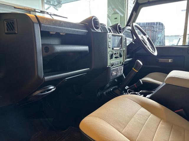 ディフェンダー  110 2.2TDCi Heritage Limited Edition 世界400台限定車 セレブレーションシリーズ 専用カラー「グラスミアグリーン」 ボディ同色ペインテッド16インチホイール(19枚目)