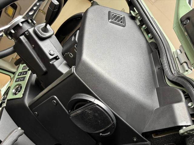 ディフェンダー  110 2.2TDCi Heritage Limited Edition 世界400台限定車 セレブレーションシリーズ 専用カラー「グラスミアグリーン」 ボディ同色ペインテッド16インチホイール(20枚目)