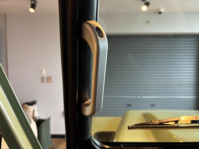 ディフェンダー  110 2.2TDCi Heritage Limited Edition 世界400台限定車 セレブレーションシリーズ 専用カラー「グラスミアグリーン」 ボディ同色ペインテッド16インチホイール(23枚目)