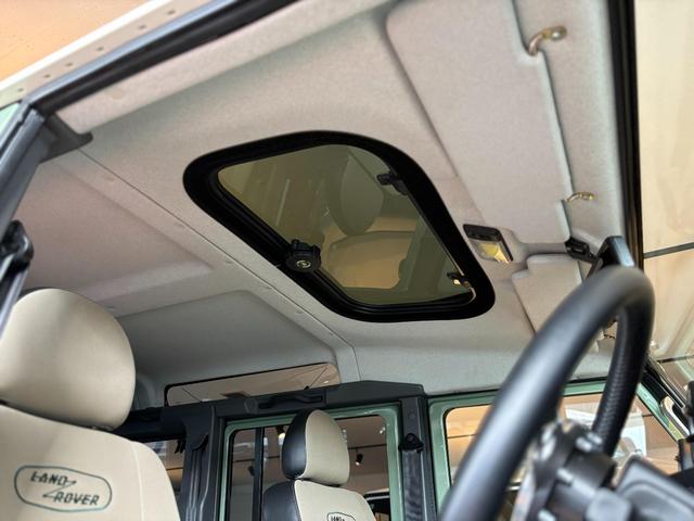 ディフェンダー  110 2.2TDCi Heritage Limited Edition 世界400台限定車 セレブレーションシリーズ 専用カラー「グラスミアグリーン」 ボディ同色ペインテッド16インチホイール(24枚目)