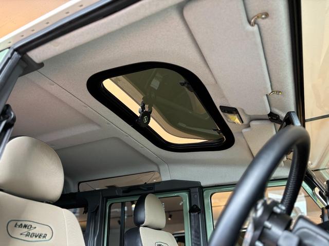 ディフェンダー  110 2.2TDCi Heritage Limited Edition 世界400台限定車 セレブレーションシリーズ 専用カラー「グラスミアグリーン」 ボディ同色ペインテッド16インチホイール(25枚目)