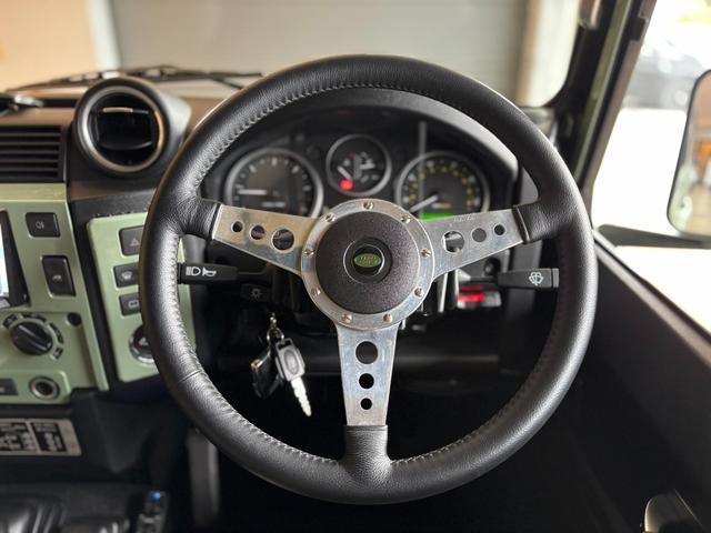 ディフェンダー  110 2.2TDCi Heritage Limited Edition 世界400台限定車 セレブレーションシリーズ 専用カラー「グラスミアグリーン」 ボディ同色ペインテッド16インチホイール(27枚目)