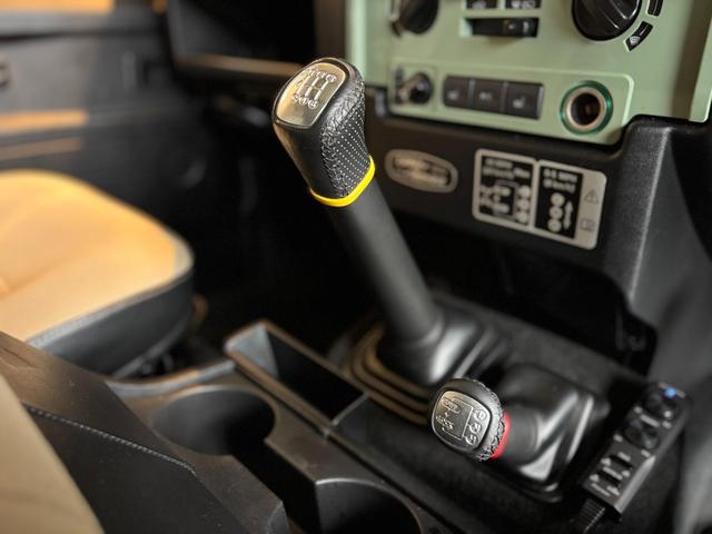 ディフェンダー  110 2.2TDCi Heritage Limited Edition 世界400台限定車 セレブレーションシリーズ 専用カラー「グラスミアグリーン」 ボディ同色ペインテッド16インチホイール(31枚目)