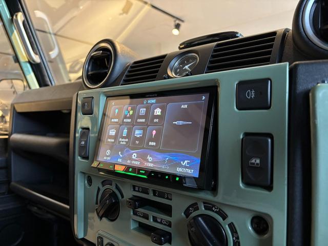 ディフェンダー  110 2.2TDCi Heritage Limited Edition 世界400台限定車 セレブレーションシリーズ 専用カラー「グラスミアグリーン」 ボディ同色ペインテッド16インチホイール(32枚目)