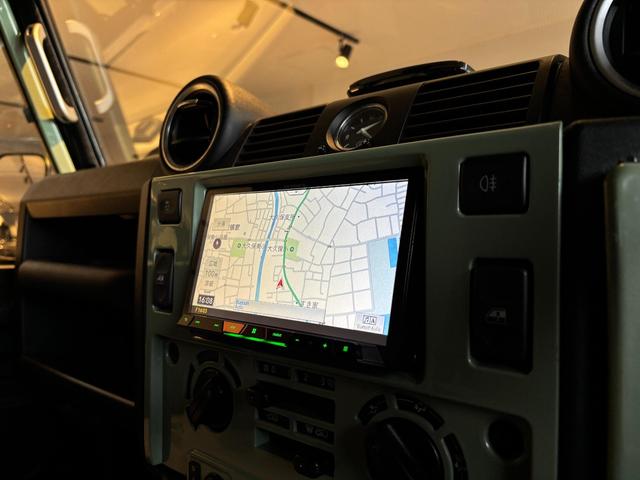 ディフェンダー  110 2.2TDCi Heritage Limited Edition 世界400台限定車 セレブレーションシリーズ 専用カラー「グラスミアグリーン」 ボディ同色ペインテッド16インチホイール(33枚目)