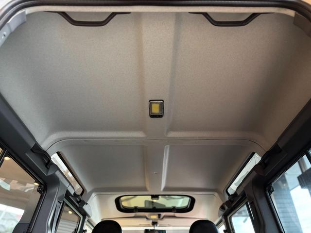 ディフェンダー  110 2.2TDCi Heritage Limited Edition 世界400台限定車 セレブレーションシリーズ 専用カラー「グラスミアグリーン」 ボディ同色ペインテッド16インチホイール(37枚目)