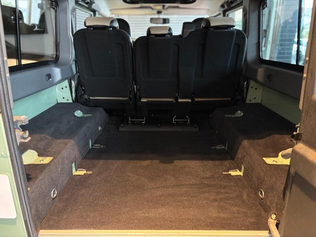 ディフェンダー  110 2.2TDCi Heritage Limited Edition 世界400台限定車 セレブレーションシリーズ 専用カラー「グラスミアグリーン」 ボディ同色ペインテッド16インチホイール(38枚目)