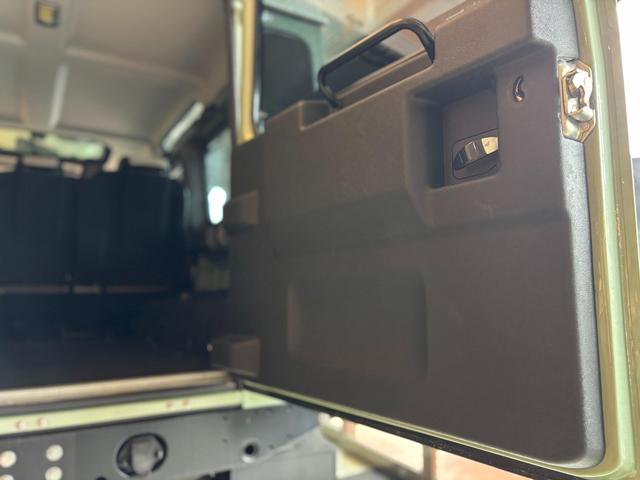 ディフェンダー  110 2.2TDCi Heritage Limited Edition 世界400台限定車 セレブレーションシリーズ 専用カラー「グラスミアグリーン」 ボディ同色ペインテッド16インチホイール(42枚目)