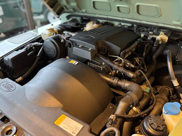 ディフェンダー  110 2.2TDCi Heritage Limited Edition 世界400台限定車 セレブレーションシリーズ 専用カラー「グラスミアグリーン」 ボディ同色ペインテッド16インチホイール(43枚目)