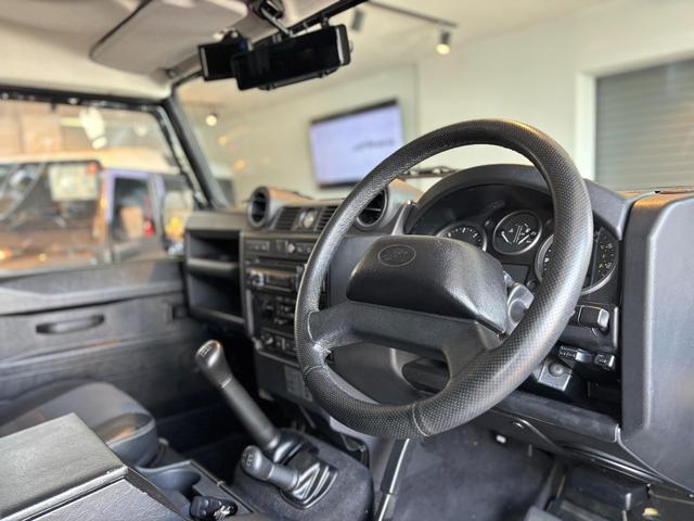 ディフェンダー  110 2.4 TDCi 純正16AW(ブラックペイント済) シートヒーター(フロント) 7インチインダッシュモニターオーディオ(MP5-C-PLAY)  ドラレコ付デジタルミラー Bカメラ Sキー(13枚目)