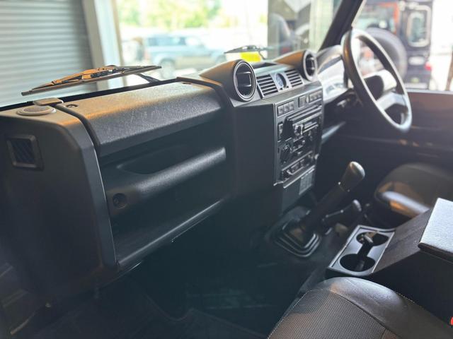ディフェンダー  110 2.4 TDCi 純正16AW(ブラックペイント済) シートヒーター(フロント) 7インチインダッシュモニターオーディオ(MP5-C-PLAY)  ドラレコ付デジタルミラー Bカメラ Sキー(14枚目)