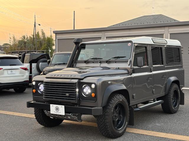 ディフェンダー  110 XS 2.2 TDCi 最終モデル 新並ワンオーナー 社外18インチAW NARDIステアリング RECAROシート  カラードシートベルト ホワイトコントラストルーフ 純正サンルーフ(5枚目)