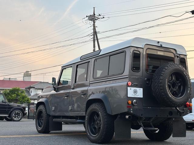 ディフェンダー  110 XS 2.2 TDCi 最終モデル 新並ワンオーナー 社外18インチAW NARDIステアリング RECAROシート  カラードシートベルト ホワイトコントラストルーフ 純正サンルーフ(6枚目)