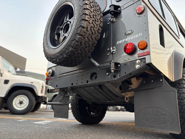 ディフェンダー  110 XS 2.2 TDCi 最終モデル 新並ワンオーナー 社外18インチAW NARDIステアリング RECAROシート  カラードシートベルト ホワイトコントラストルーフ 純正サンルーフ(8枚目)