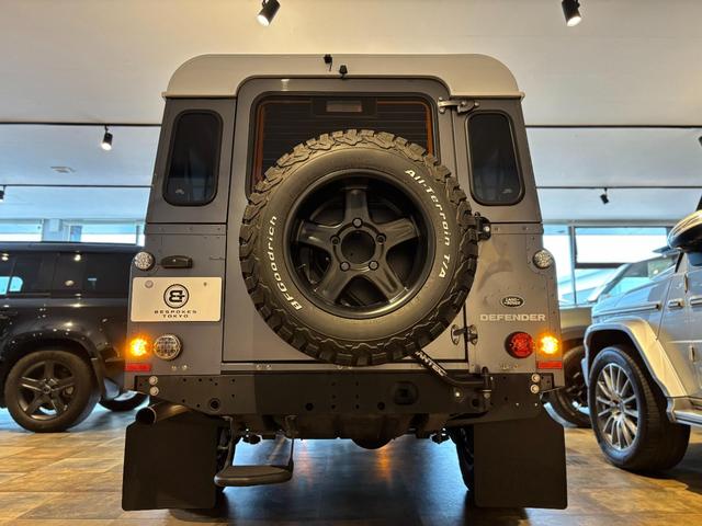 ディフェンダー  110 XS 2.2 TDCi 最終モデル 新並ワンオーナー 社外18インチAW NARDIステアリング RECAROシート  カラードシートベルト ホワイトコントラストルーフ 純正サンルーフ(17枚目)